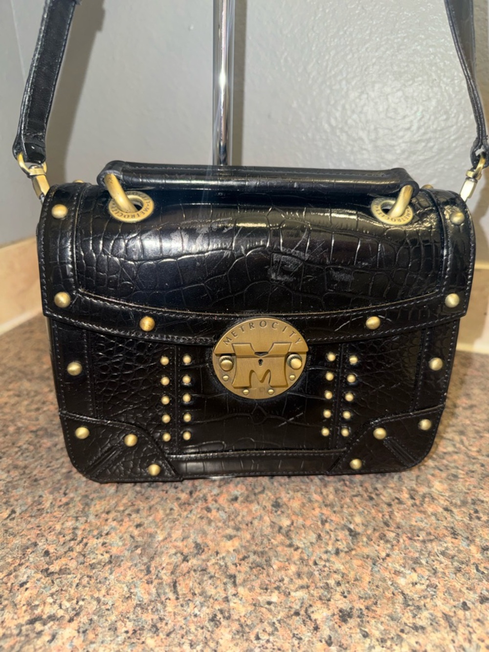 Metrocity Black Croc-Embossed Leather Crossbody with Gold Studs EUC no call outs